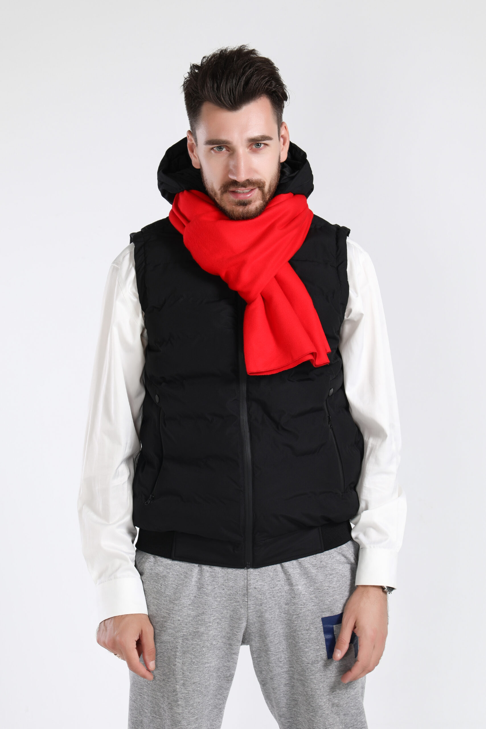 R10 Graphene Heated Scarf: man wearing the red scarf with a black vest.