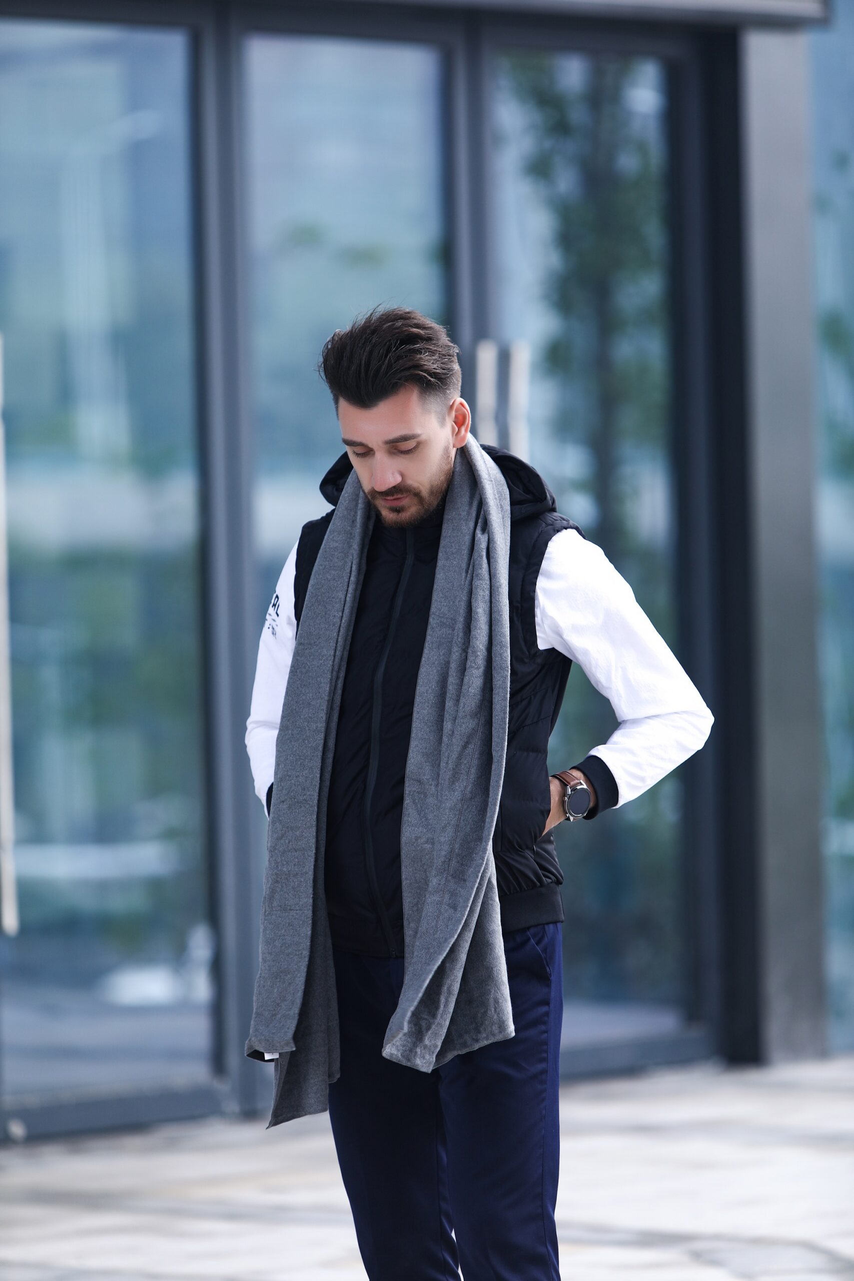R10 Graphene Heated Scarf: man wearing the gray scarf outdoors.