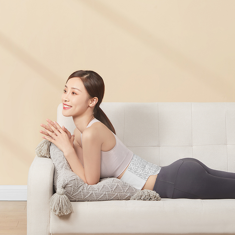B40 Self-Heating Waist Warm Patch: woman reclining with the waist patch.