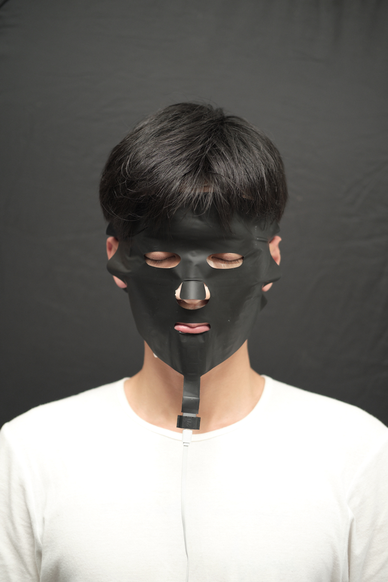 X10 Graphene Heated Face Mask: man wearing the black face mask.