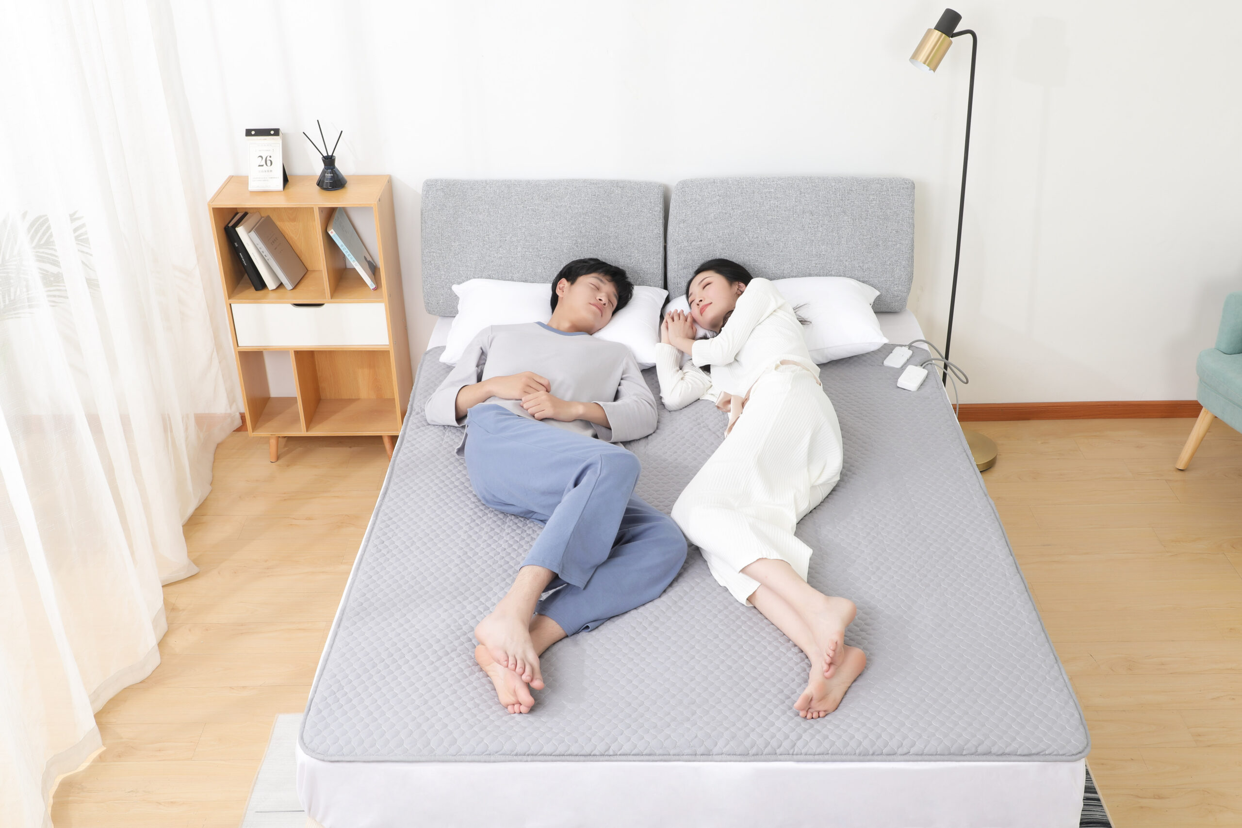 W20 Graphene Low-Voltage Smart Heated Blanket: couple resting on the blanket.