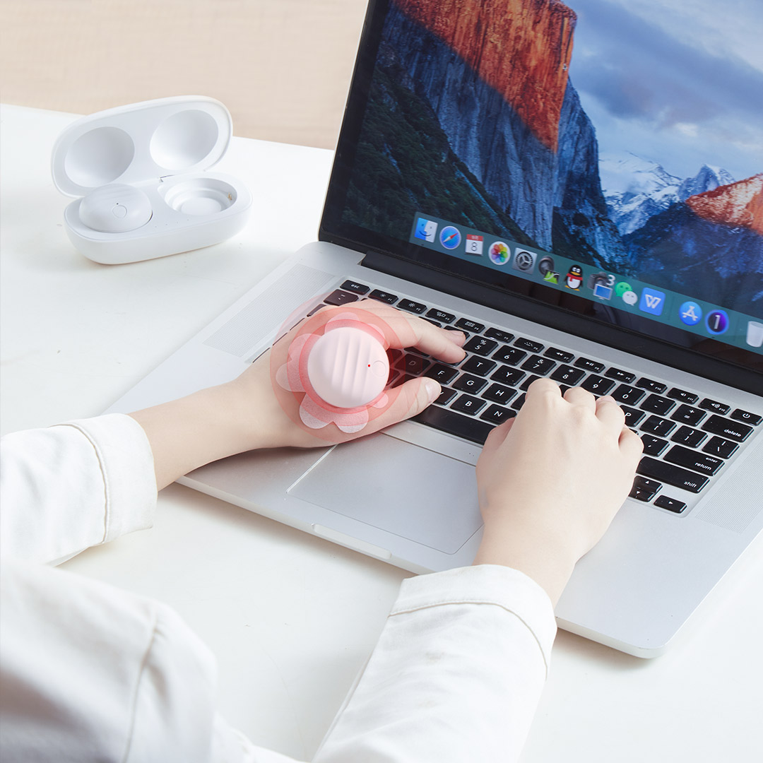 A30 Graphene Smart Moxibustion Device: device positioned on the wrist beside a laptop.