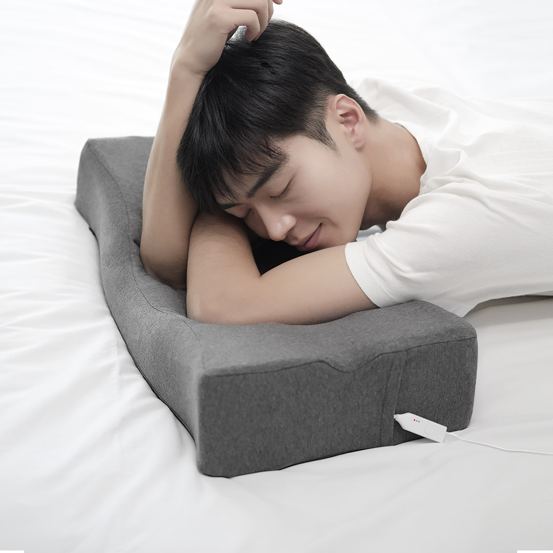 U10 Graphene Heated Smart Sleep Pillow: man resting on the pillow, side view.