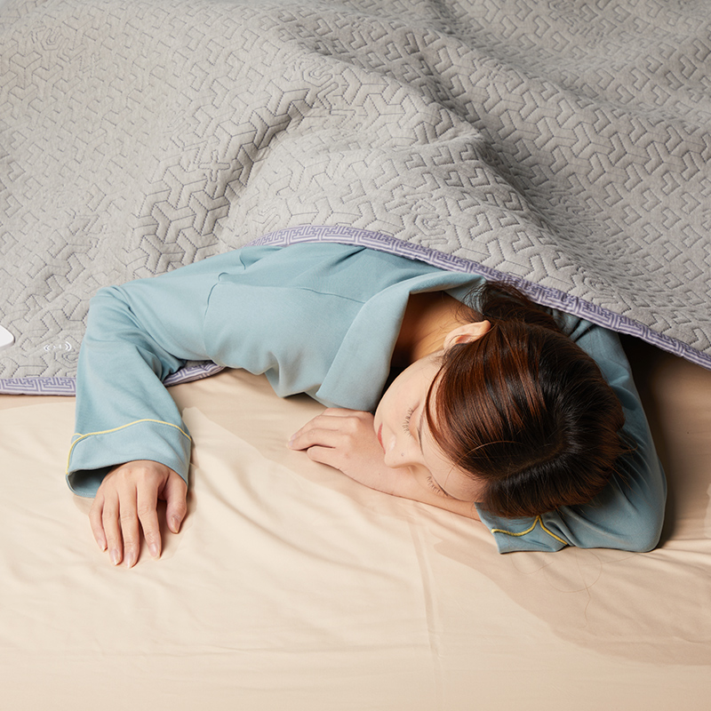 Graphene Electric Blanket: woman resting under the blanket.