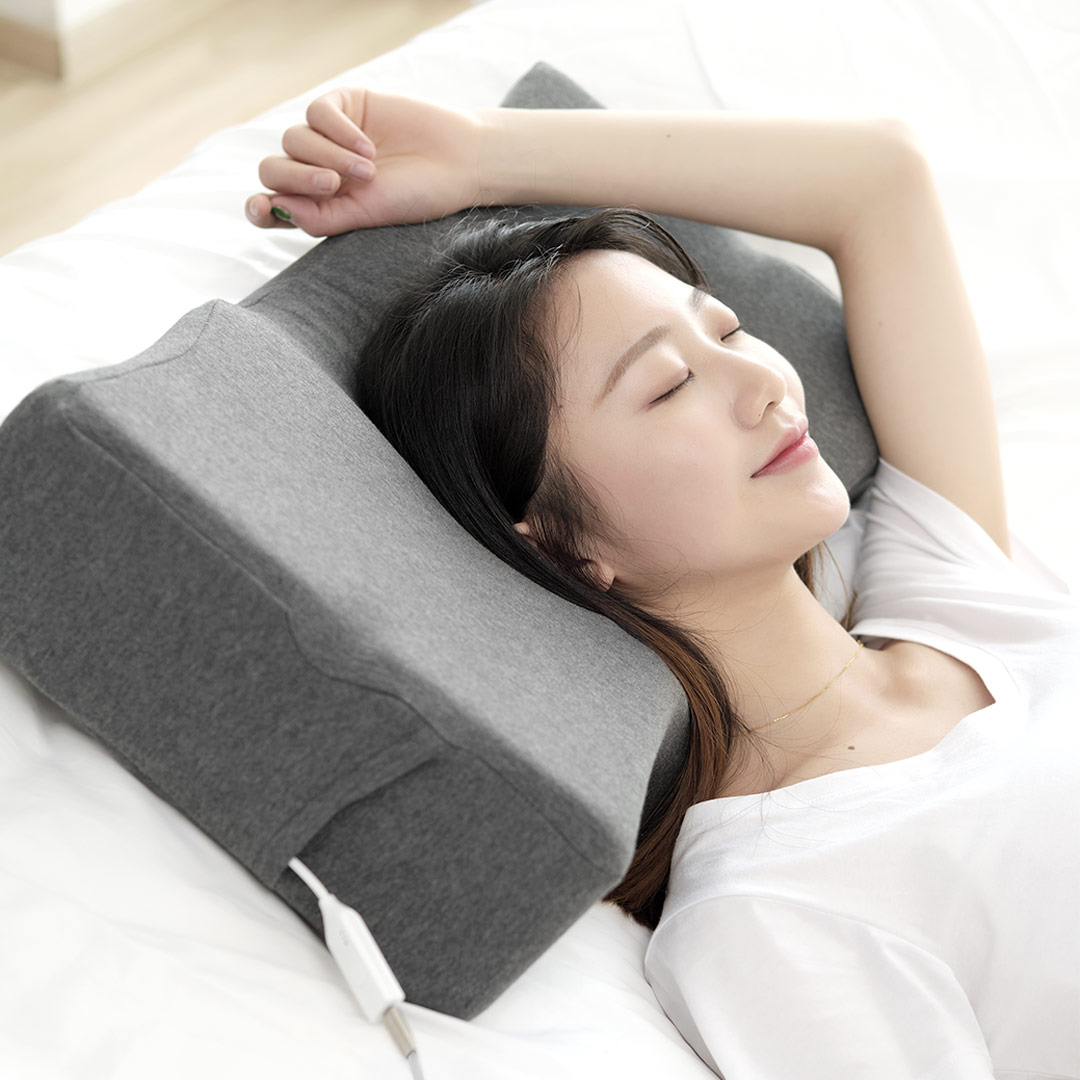U10 Graphene Heated Smart Sleep Pillow: woman reclining on the pillow.