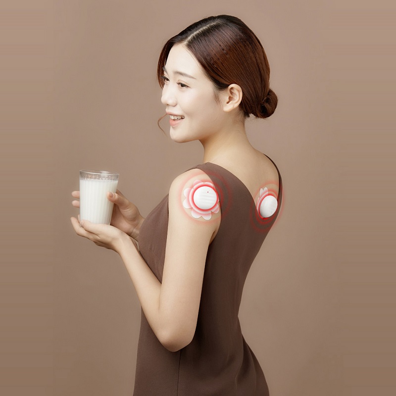 A30 Graphene Smart Moxibustion Device: side wearing view with devices on the shoulder.