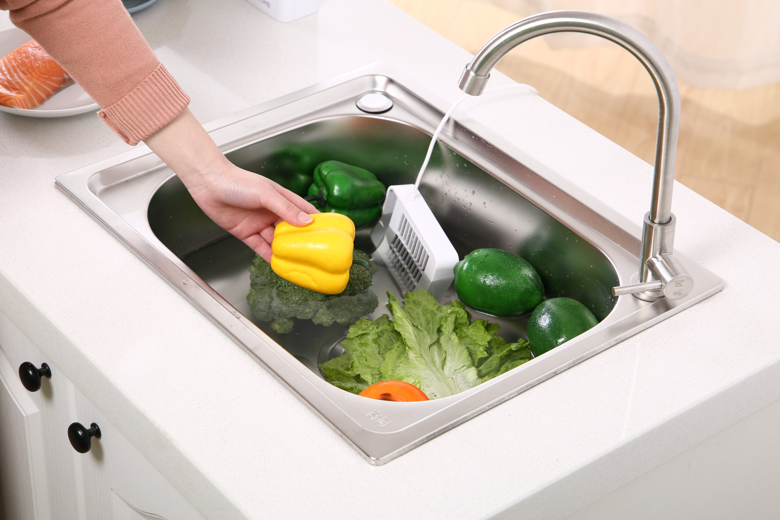 Food purification device used to clean produce
