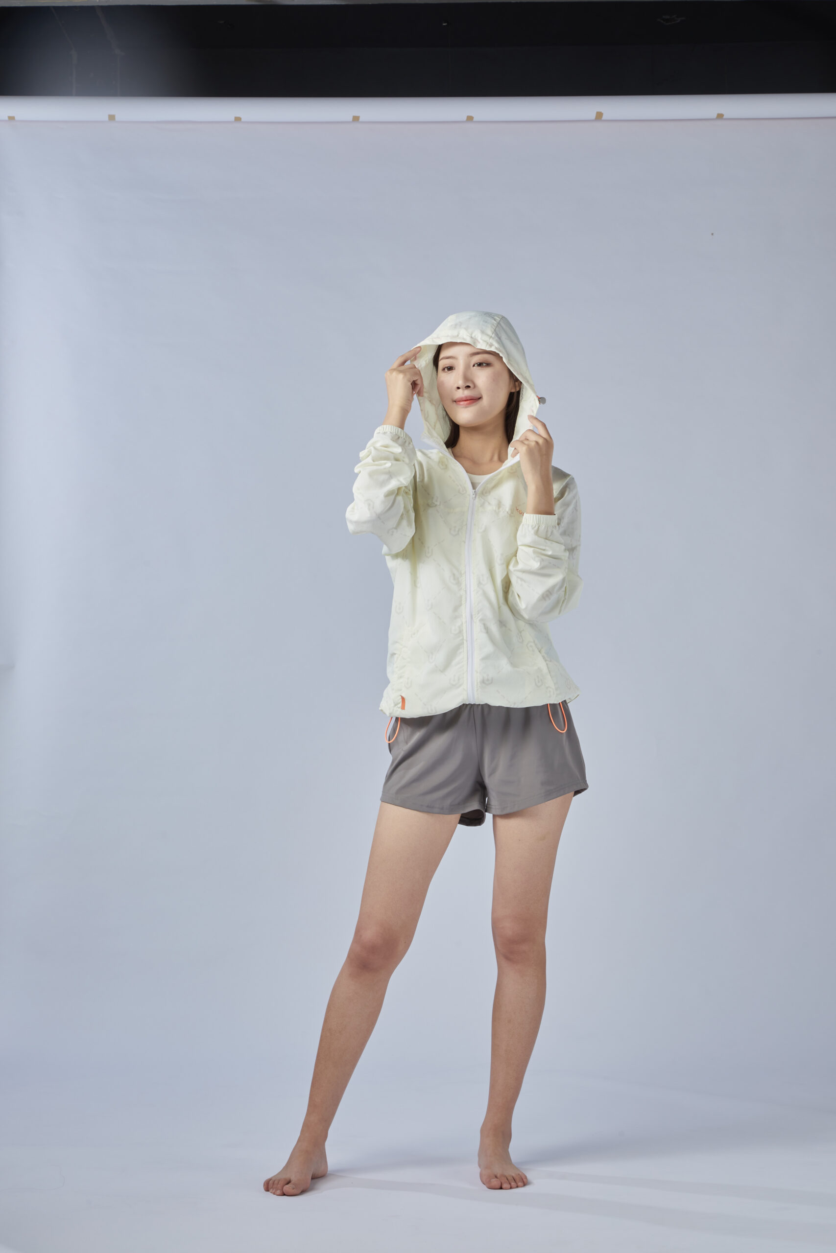 Graphene Cooling Jacket: woman wearing the jacket with a sun hat.