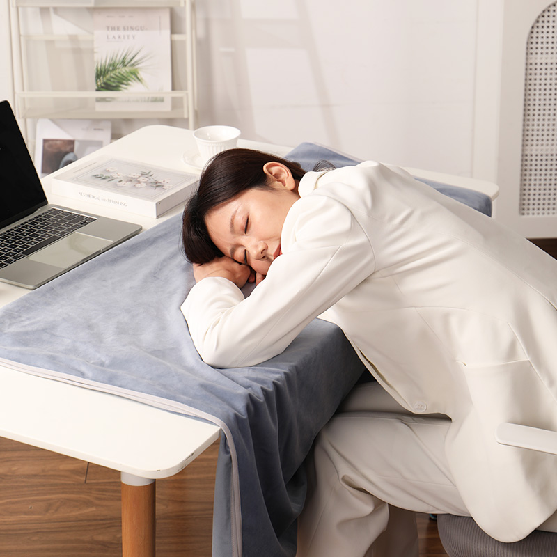 Graphene Heated Antibacterial Blanket: blanket used during a desk rest.